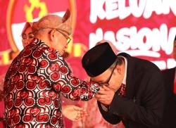 Terima Satyalencana Wira Karya, Bupati Husein Cium Tangan Wapres