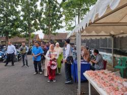 Dijual Rp35 Ribu per Ekor, Daging Ayam di Bazar Polres Garut Ludes Terjual dalam Hitungan Jam