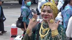 Seorang Jamaah Haji Curi Perhatian, Pamer Emas 100 Gram saat Tiba di Bandara Sultan Hasanuddin