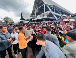 Kunjungi Pasar Pharaa Jayapura, Begini Foto-Foto Jokowi Menyapa Warga