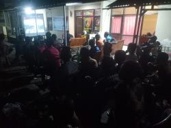 HUT Bhayangkara ke 77, Polsek Labuan Ajak Warga Nobar Wayang