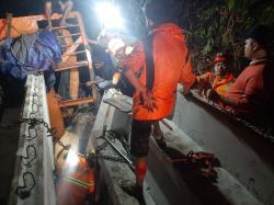 Diduga Rem Blong Truk Seruduk Tempat Penjual Durian, 1 Orang Meninggal