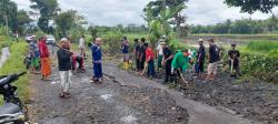 Jalan Tak Kunjung Diperbaiki, Warga Tanam Pohon Pisang dan Perbaiki Secara Swadaya