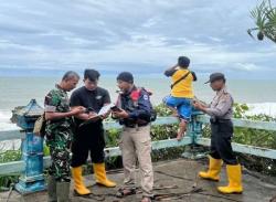 9 Jam Hilang Terseret Ombak Pantai Selatan 1 Wisatawan Ditemukan Selamat