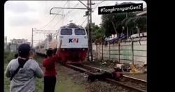 Komunitas Railfans Gempar, Orang Ini Terekam Bunuh Diri dengan Tengkurap di Atas Rel KA