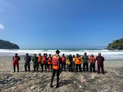 Perahu Terbalik Dihantam Ombak di Kebumen, 1 Orang Hilang