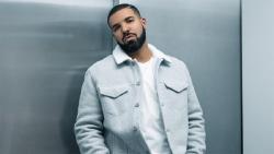 Asyik Manggung, Drake Jadi Korban Lemparan Handphone Penonton Iseng