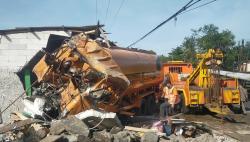 Rem Blong, Sopir Truk Tangki Muatan Minyak Sawit Tewas Tabrak Warung di Jalan Serang-Pandeglang