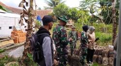 Sukseskan Program Rutilahu, Anggota TNI AD di Garut Gotong Royong Bantu Warga