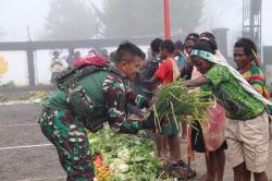 Cara Prajurit Tri Dharma Hidupkan Roda Perekonomian di Intan Jaya