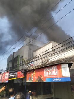 Bangunan di Cikampek Ludes Dilalap Api, BPBD Terjunkan 4 Mobil Damkar