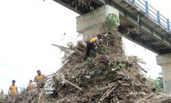 Peduli Lingkungan, Kapolres Sukoharjo Kerahkan Pasukan Bersihkan Sampah Serentak di 12 Kecamatan