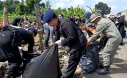 Saat Wadansat Brimob Polda Jambi Turun Bersihkan Sampah 