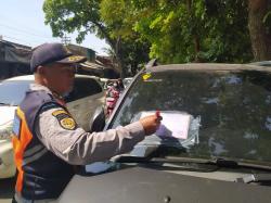 Parkir di Bahu Jalan Depan Stasiun Cimahi, Beberapa Mobil Digembok Petugas Gabungan