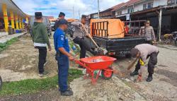 Peduli Lingkungan, Polsek Kutapanjang Laksanakan Gotong Royong Bersama Warga