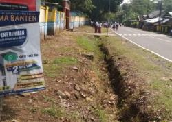 Pemerintah Diminta Bangun Trotoar di Drainase Jalan Nasional III Depan SMPN 1 Wanasalam