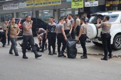 Bakti Sosial Masyarakat, Polisi Gotong Royong Bersihkan Sampah di Wilayah Serang Banten