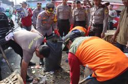 Polisi Turun ke Jalan Bersihkan Sampah hingga Kawasan Pasar Tradisional di Kuningan