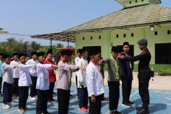 Polisi Bersama Santri, Brimob Banten Mendadak Sambangi Ponpes di Lebak