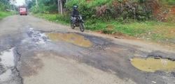 Jalan Berlubang! Dikeluhkan Pengguna Jalan Pasar Kupa Menuju Kecamatan Cigemblong  Lebak