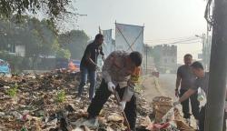 Peduli Lingkungan, Kapolsek Cileungsi Bersama Pemdes Lakukan Bebersih Sampah