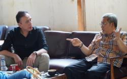 Ngopi di Bandung Timur Bareng Kang Aher, Iwan Bule: Beliau Guru Saya