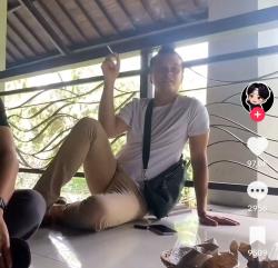 Viral Vidio Nicholas Saputra Nongkrong Ala Bapak-Bapak