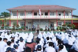 Tahun Ajaran Baru, Police Go To School Berikan Pembinaan Kenakalan Remaja di SMA 1 Kalianda