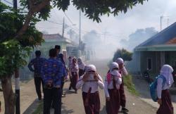 Antisipasi Lonjakan DBD, Lurah Banjarnegara Cilegon Lakukan Penyemprotan Fogging di Link Cigeblag