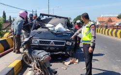 Diduga Sopir Mengantuk, Pick Up L300 di Probolinggo Tabrak Pembatas Jembatan