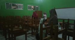 Tradisi Hari Pertama Sekolah di SDN Bojongleles Lebak, Orangtua Siswa Berebut Bangku Sejak Subuh