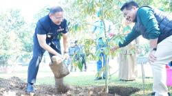 Kenalkan Sekolah Sambil Tanam Pohon, Kepala Dindik Jatim Tekankan Pendidikan Karakter Bagi Siswa