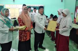 UPZ Kemenag Tasyarufkan Zakat Baznas ke Puluhan Guru Honorer dan Anak Yatim