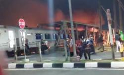 Kecelakaan KA Brantas Tabrak Truk di Semarang hingga Terbakar, Sejumlah Korban Diangkut Ambulans