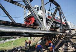 Jalur Rel Kereta Api Lokasi KA Brantas Tabrak Truk Sudah Bisa Dilewati Kereta Api