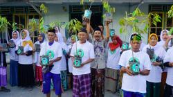 Siap Menanam Siap Menuai, Kiai Ganjar Hijaukan Pekarangan Rumah Warga Dengan 200 Pohon