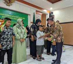 Ikut Sukseskan Pendidikan bagi Keluarga Pengadilan, Dharmayukti Karini Sidoarjo Berikan Beasiswa