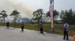 Cuaca Panas dan Angin Kencang Sebabkan Lahan Kosong di Jalan Lingkar Tanjungpura Terbakar