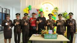 Bupati Freddy Thie Surprise Kejaksaan Negeri Kaimana Pada Hari Bhakti Adhyaksa Ke-63