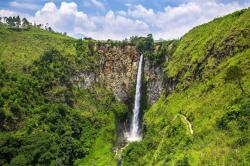 Indahnya Panorama Air Terjun Sipiso-piso di Bibir Danau Toba