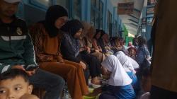 Bikin Haru, Siswa SDN 3 Gunung Lipung Cuci Kaki Orang Tuanya Peringati HAN 2023