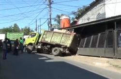 Truk Sampah Tabrak Rumah Warga di Maros