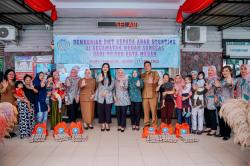 Ketua TP PKK Medan Kahiyang Ayu Beri Makanan Tambahan pada Anak Stunting