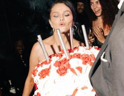 Selena Gomez Berulang Tahun ke-31, Ini Tampilan Kue Ultah Cantik Sang Miliader Dunia