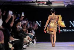 Nikita Mirzani Nyeker di Runway JF3 2023, Lepas High Heels Disambut Riuh Tamu Undangan