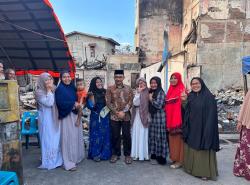 Salurkan Bantuan Untuk Korban Kebakaran di Abdya, Haji Uma 'Diserbu' Emak-Emak