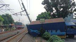 Truk Tabrak Tiang LAA KRL di Pondok Ranji, 7 Perjalanan Commuter Line Lintas Kulon Terganggu