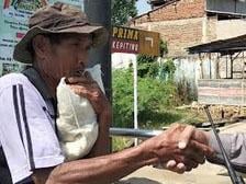 Tukang Becak di Pekalongan Menangis Terima Beras Di Lampu Merah