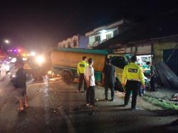 Truk Seruduk 8 Kendaraan dan Bangunan Toko Hancur di Kragilan Serang