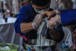 Potret Keseruan Lomba Memasak Makanan Khas Palembang Lakso